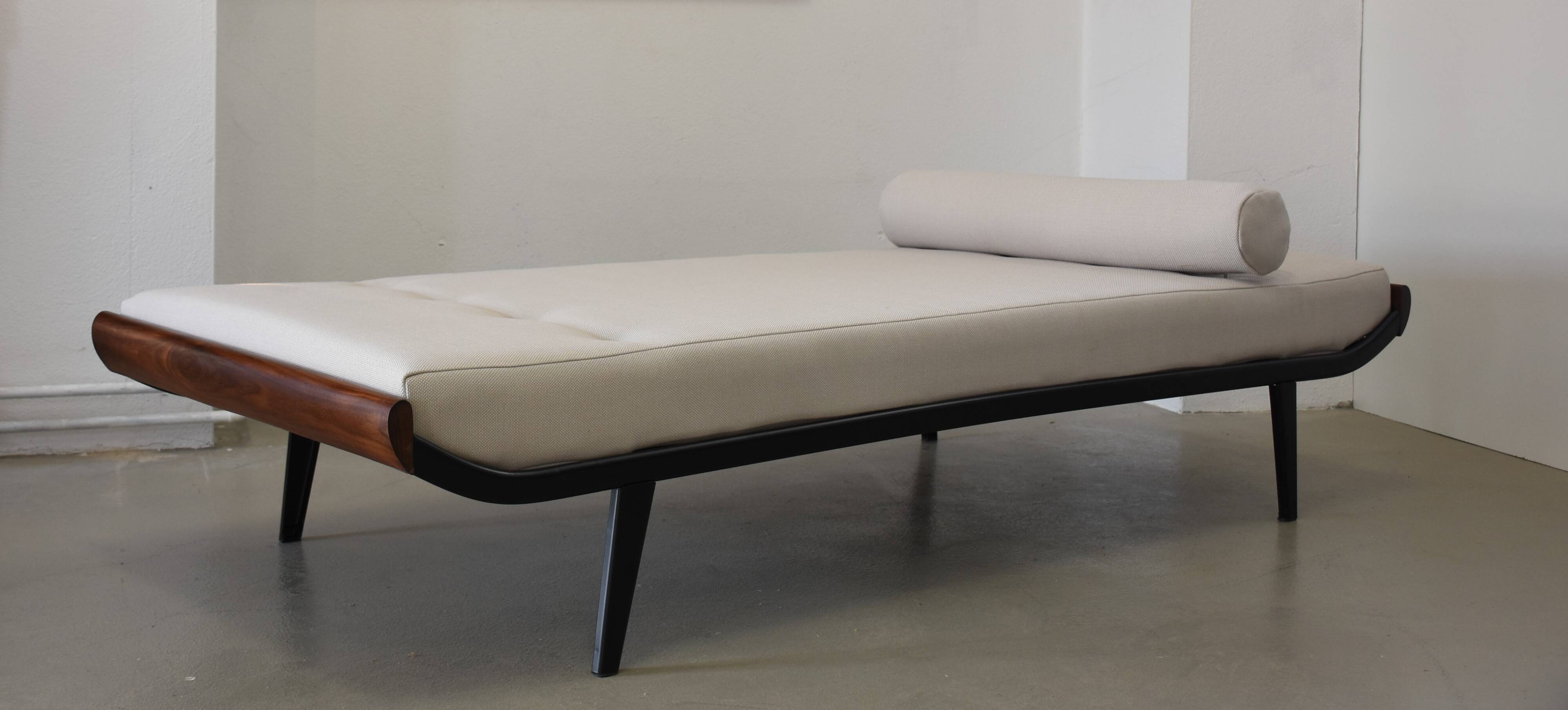 Méridienne Cléopâtre restaurée au design du milieu du siècle par D. Cordemeijer