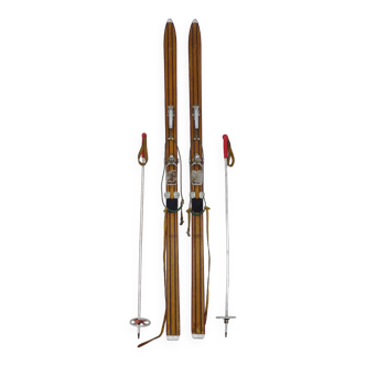Paire de skis en bois rossignol et ses bâtons. années 60 - 70