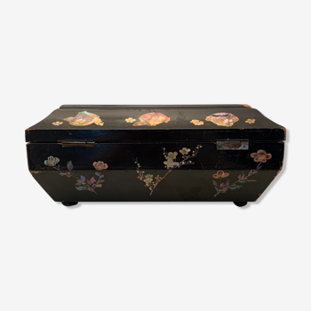 Boîte à couture ancienne en laque japonaise à décor floral en nacre