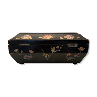 Antique sewing box in japanese lacquer with floral decoration in mother-of-pearl