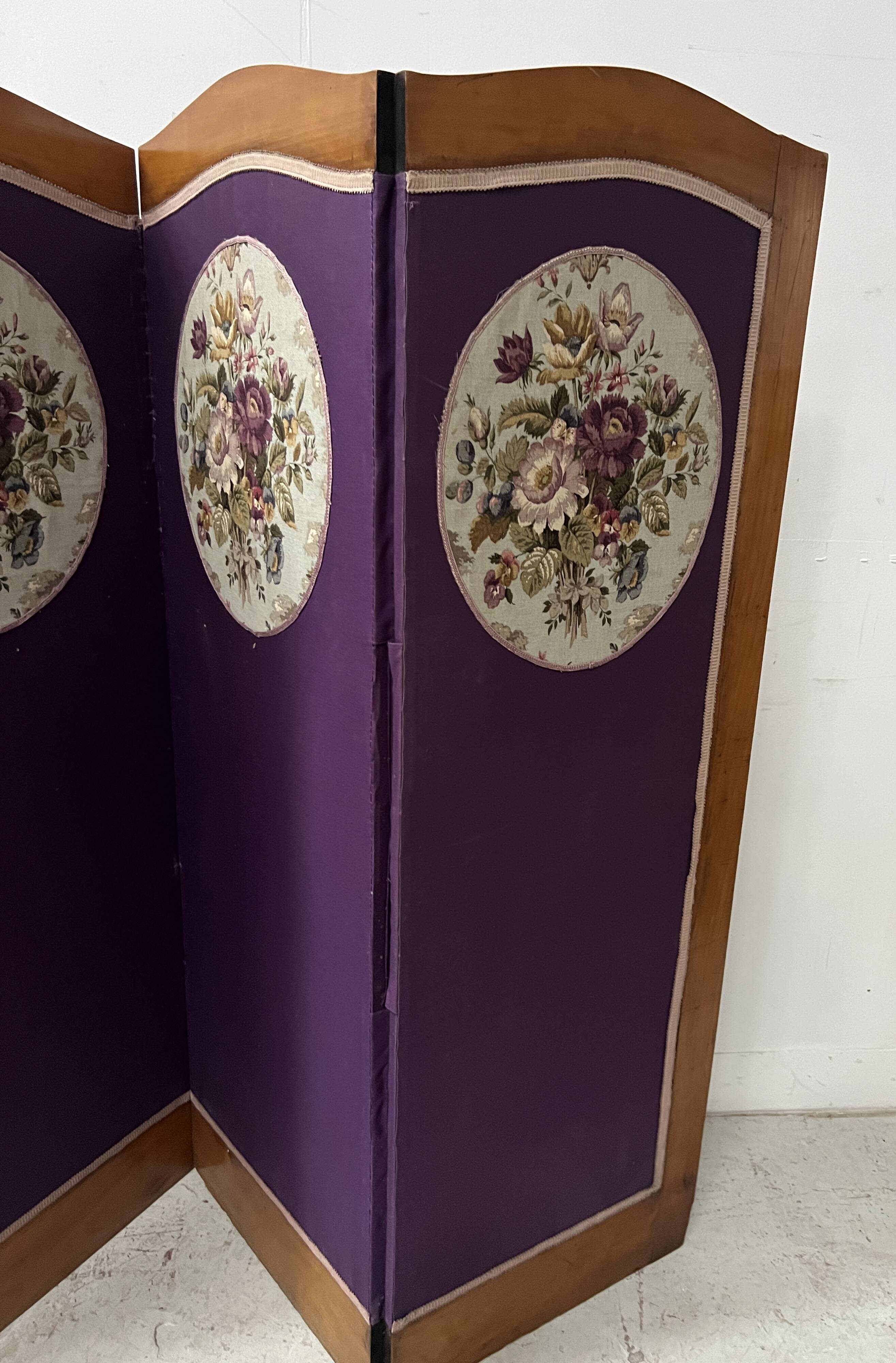 Four-panel screen decorated with an oval tapestry from the 20th century.