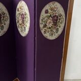 Four-panel screen decorated with an oval tapestry from the 20th century.