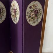 Four-panel screen decorated with an oval tapestry from the 20th century.