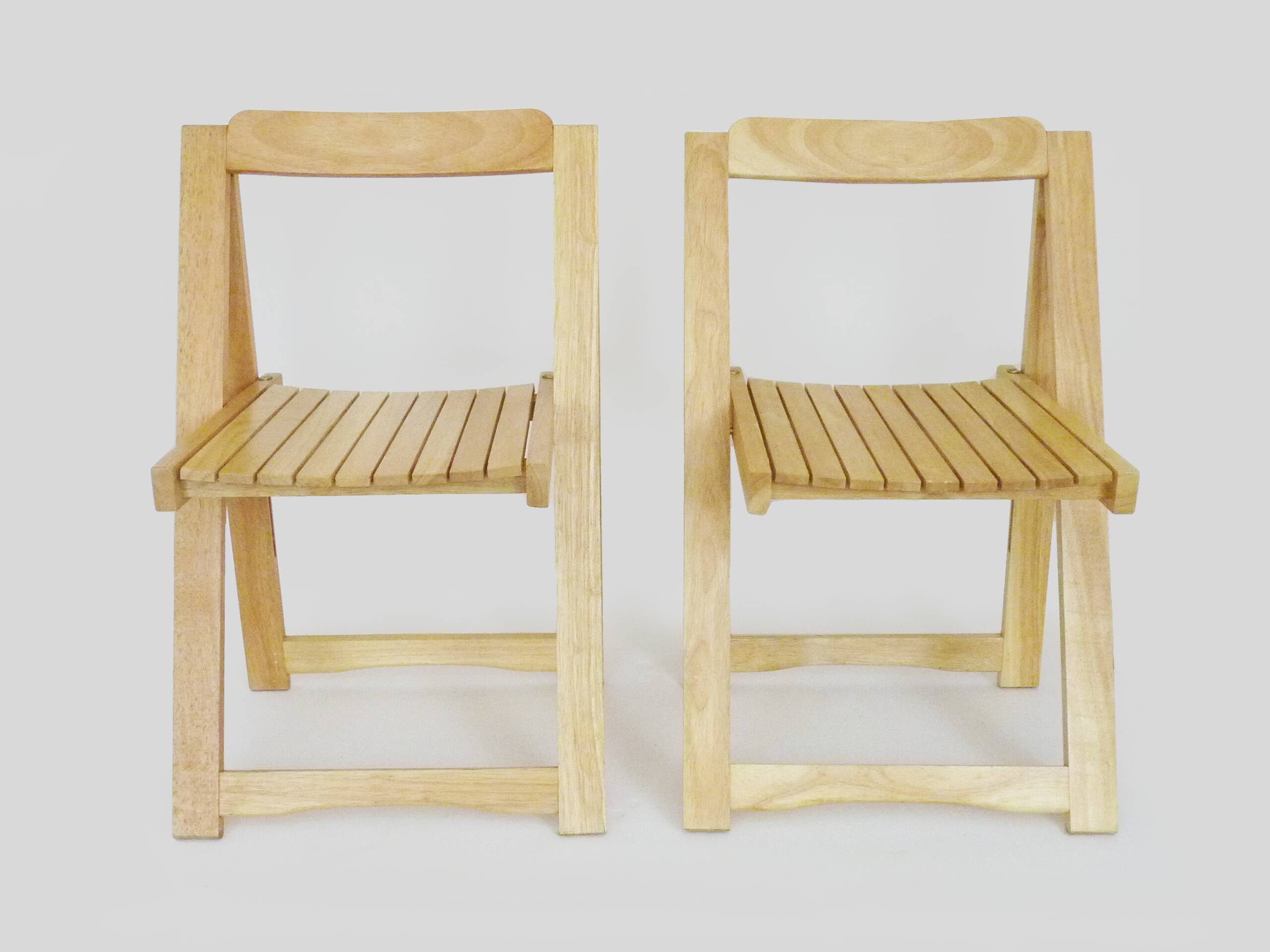 Set of 4 Vintage folding chairs in light wood