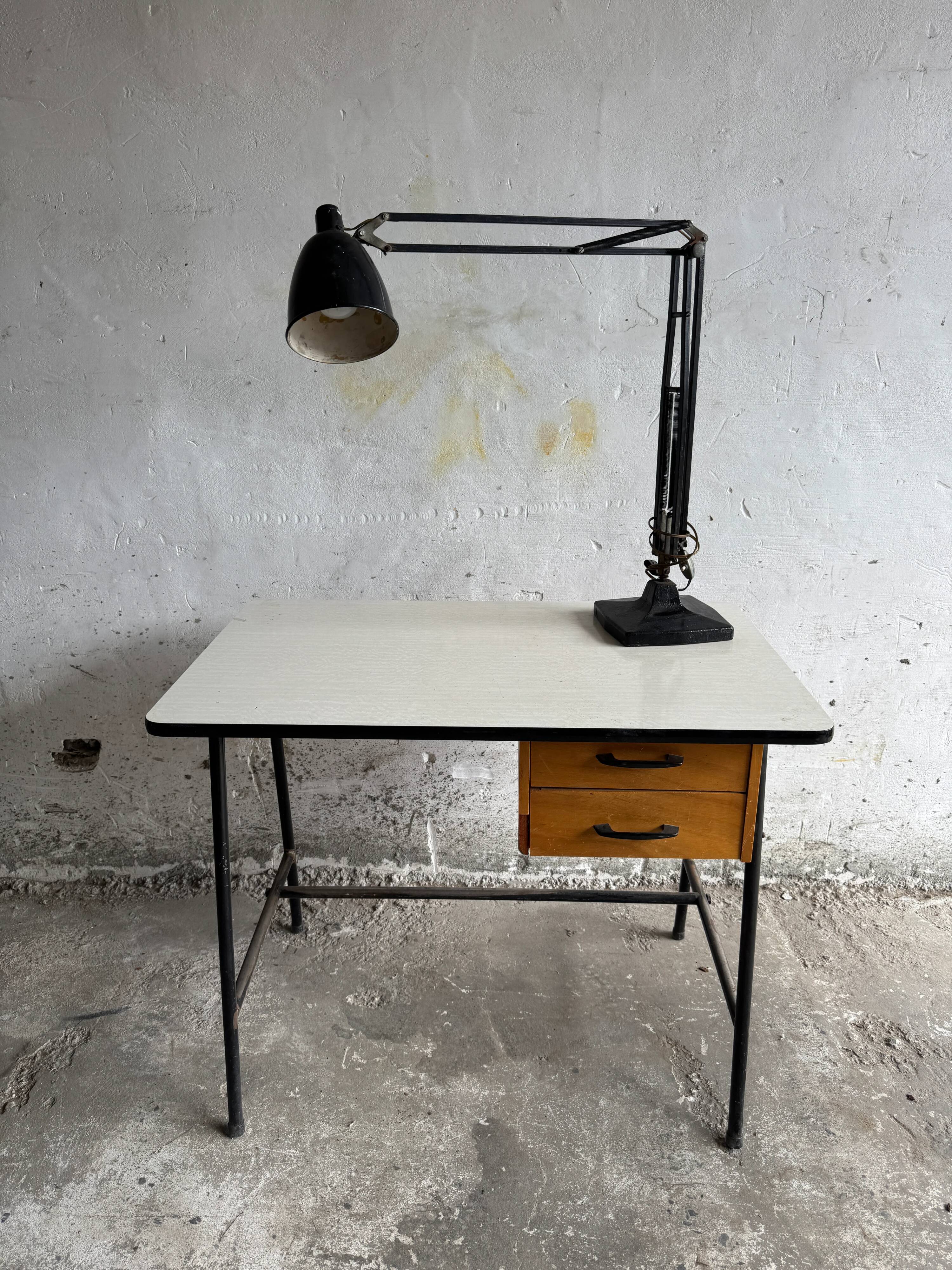 Lampe de bureau articulée de style industriel vintage en métal noir avec base en fonte et bras réglable