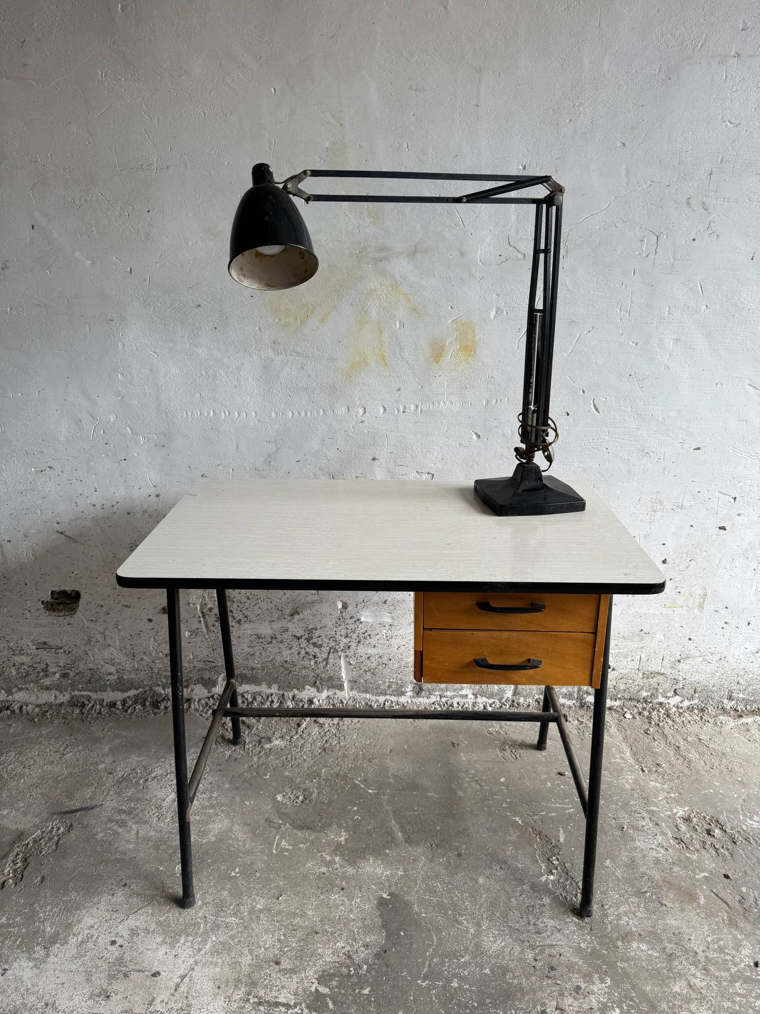 Vintage industrial articulated desk lamp in black metal with cast-iron base, adjustable arm