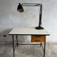 Lampe de bureau articulée de style industriel vintage en métal noir avec base en fonte et bras réglable