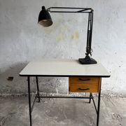 Vintage industrial articulated desk lamp in black metal with cast-iron base, adjustable arm