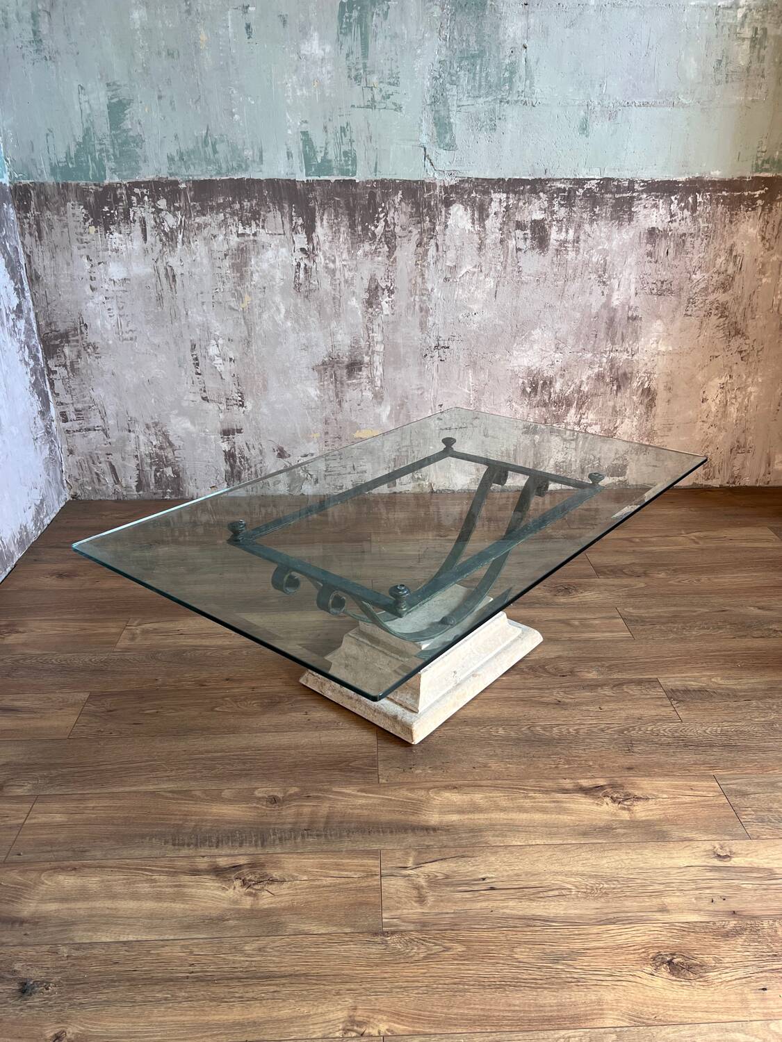 Table basse en verre et métal patine antique