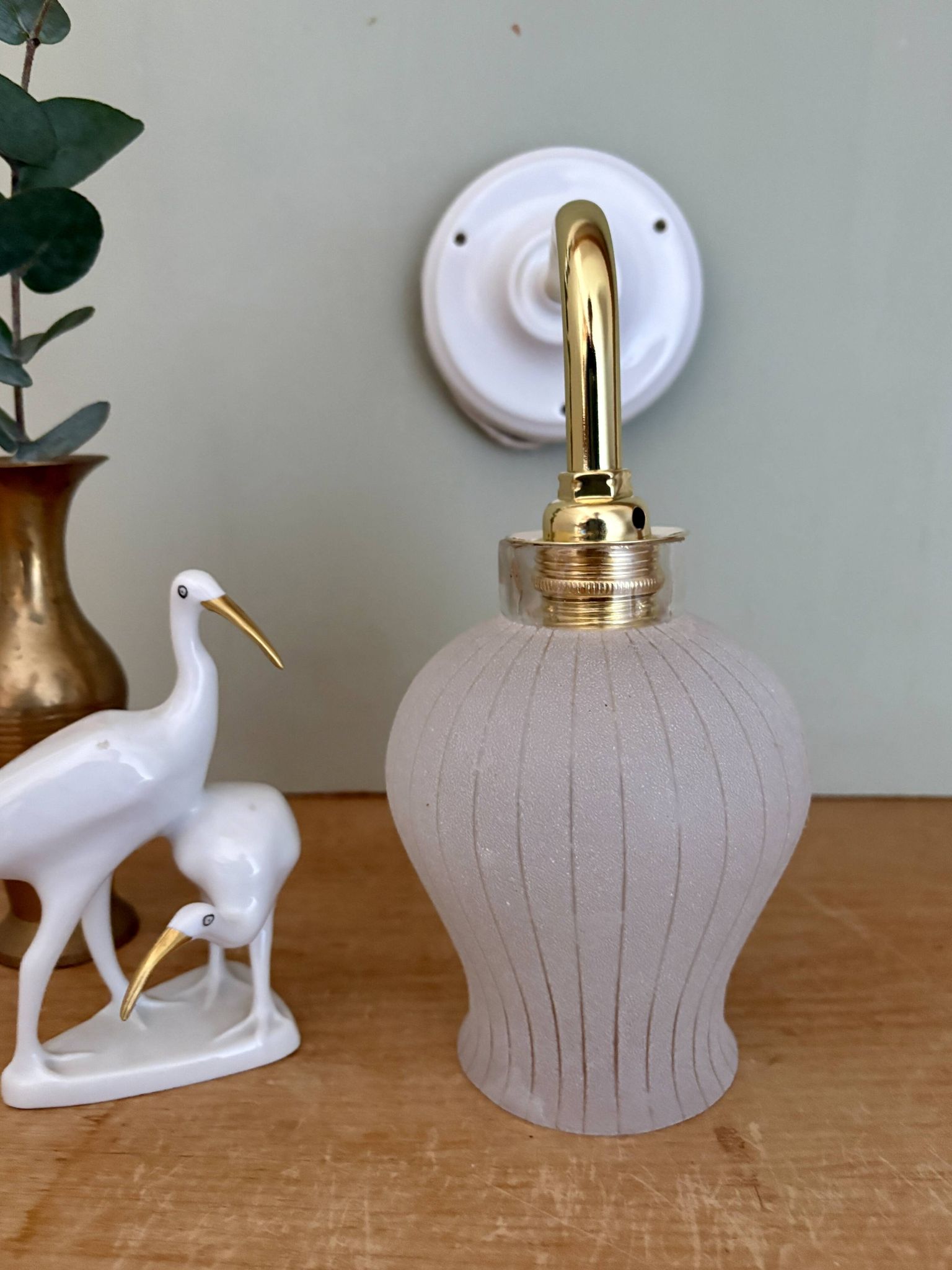Applique coudée tulipe vintage en verre granité blanc