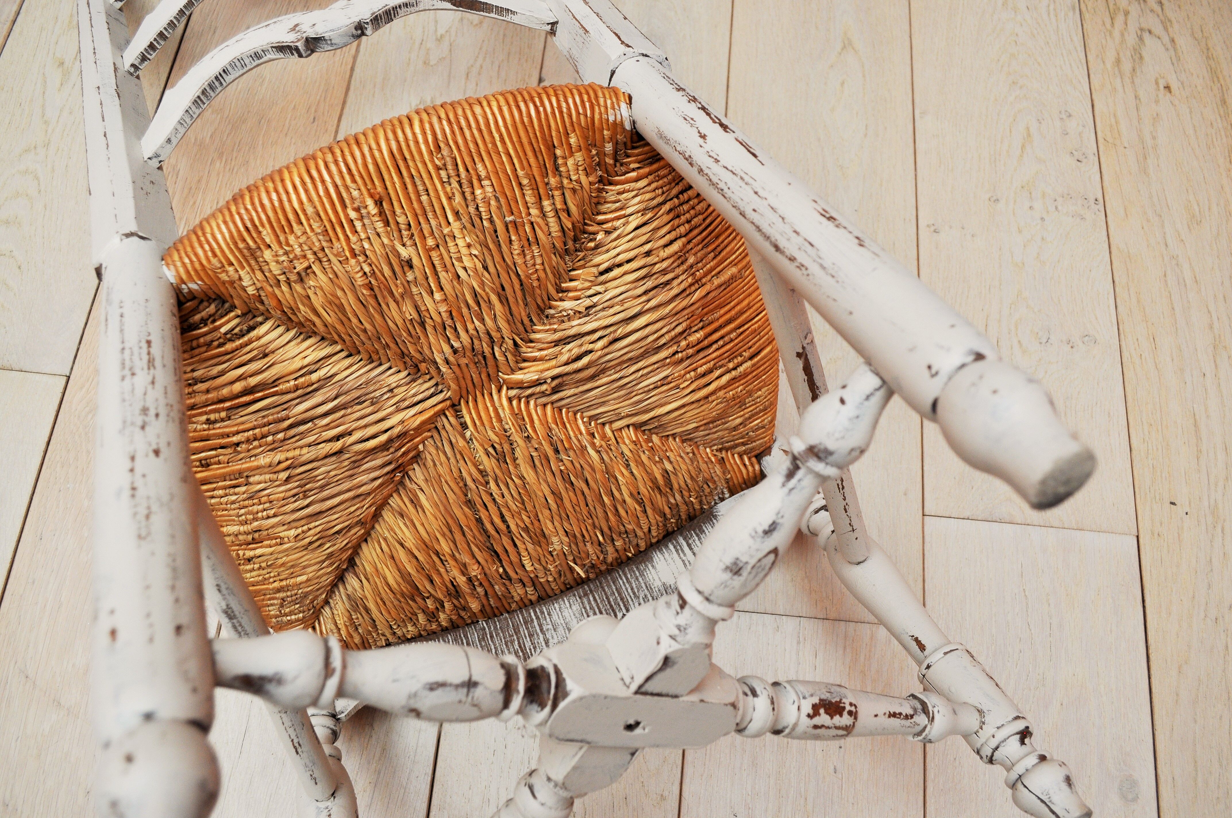 Chair provençale of nanny, mulched, white patina