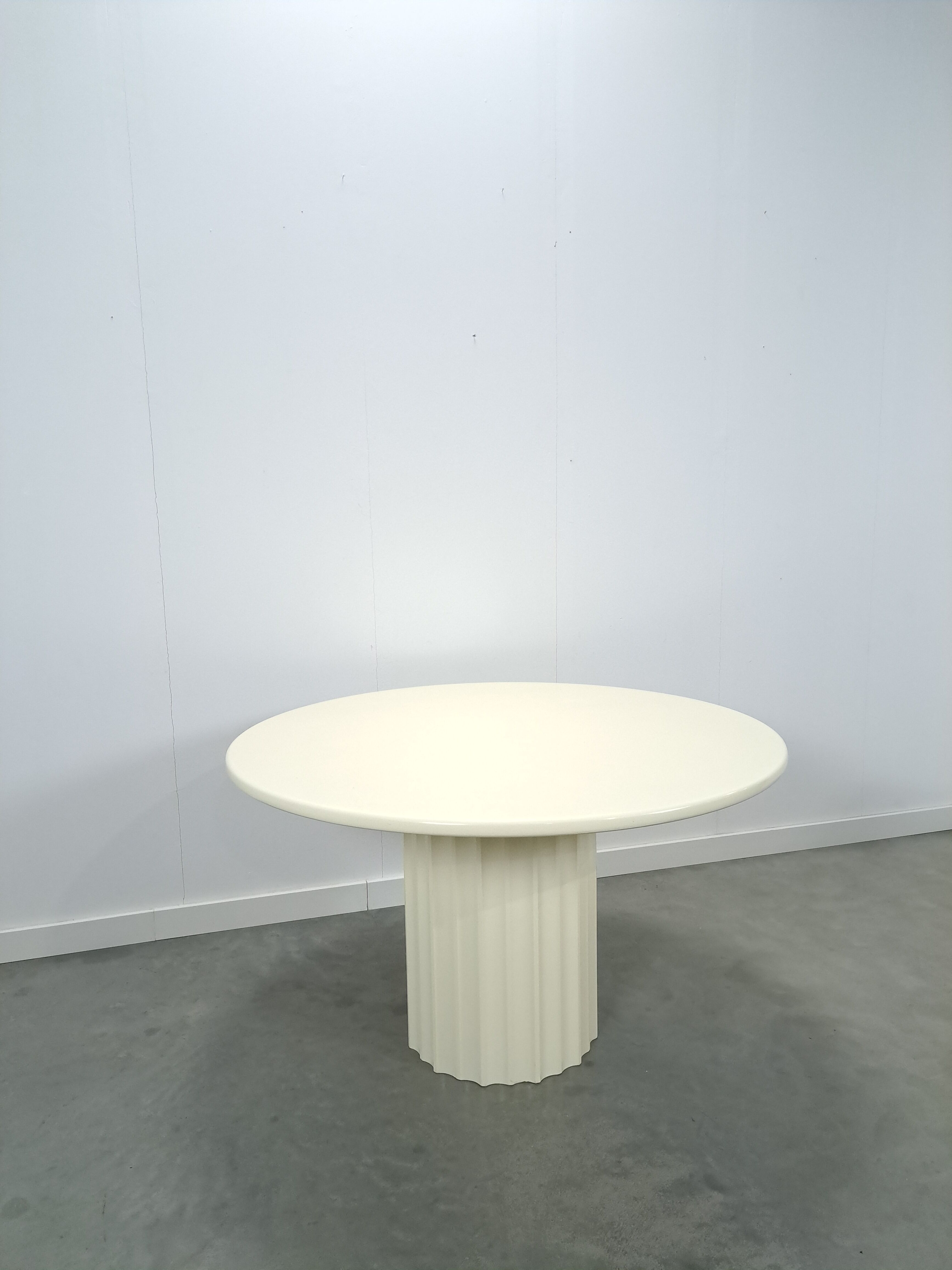 Ronde creme eettafel met geribbelde poot