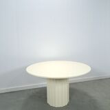 Ronde creme eettafel met geribbelde poot