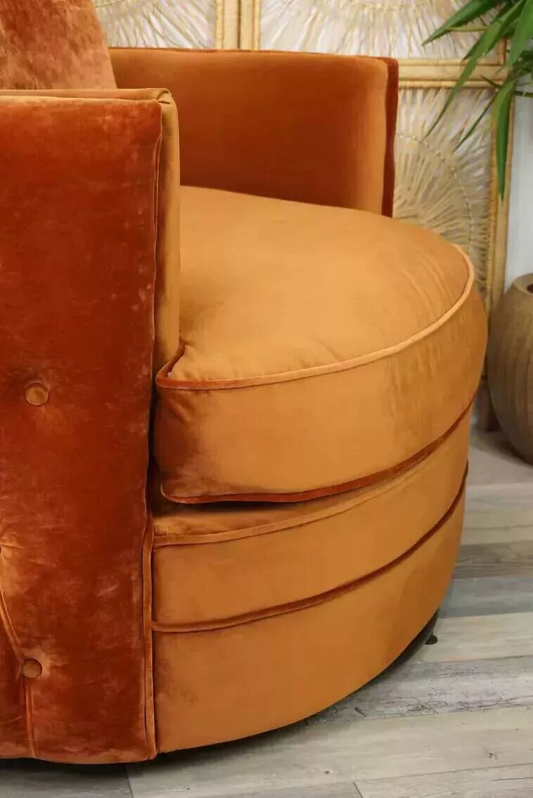 Fauteuil pivotant et capitonné en velours