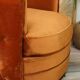 Fauteuil pivotant et capitonné en velours