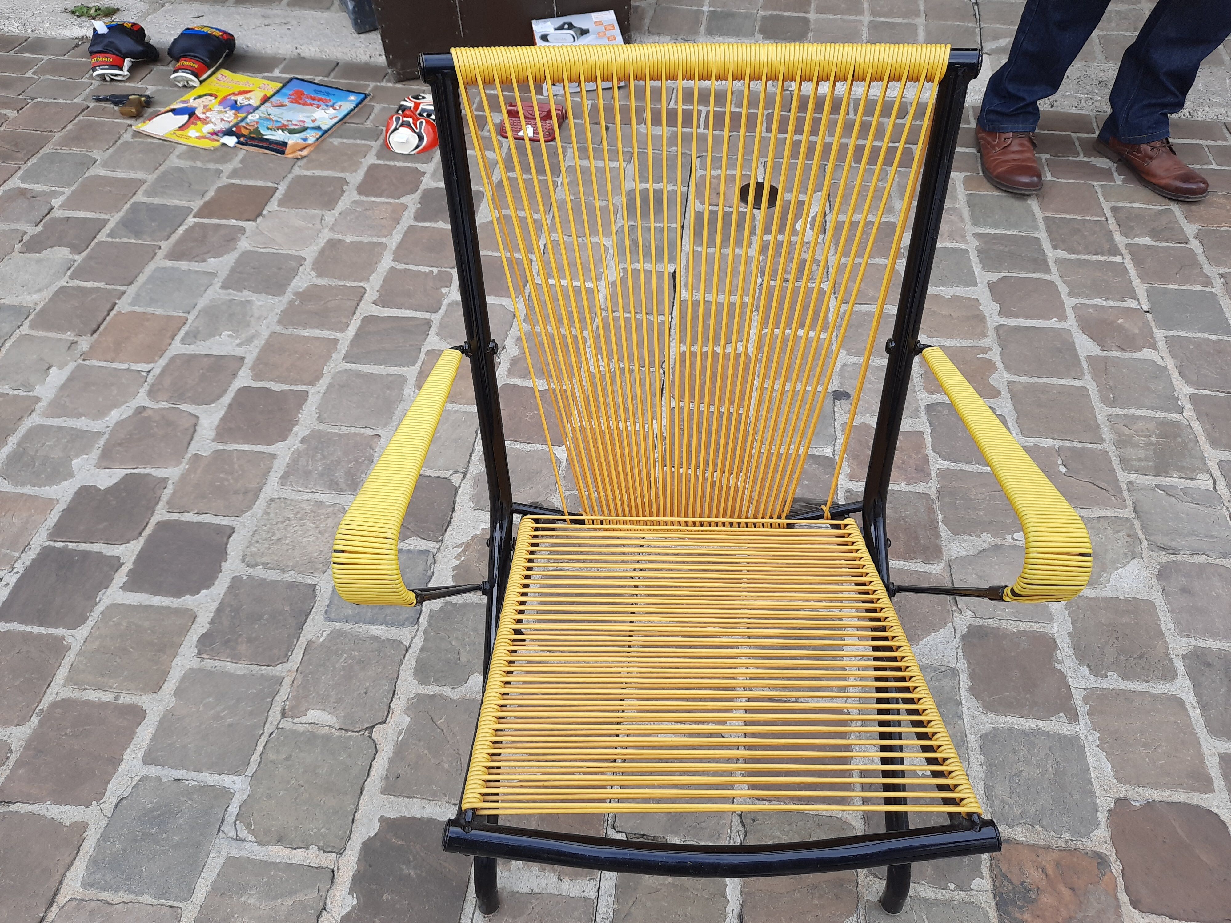 Folding chair in red scoubidou and black metal structure
