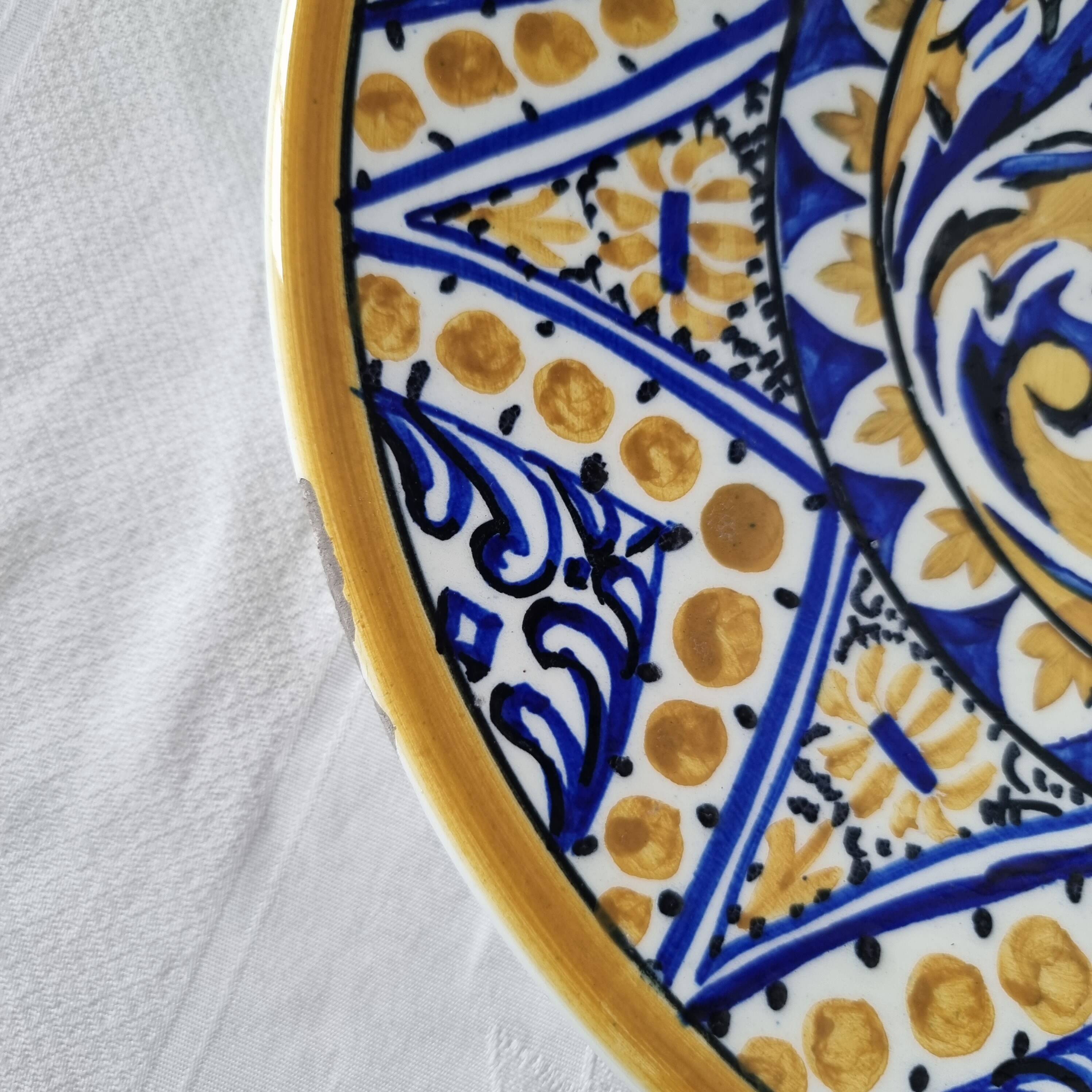 Ancienne assiette en céramique ou faïence espagnole fabriquée et peinte à la main Milieu du siècle