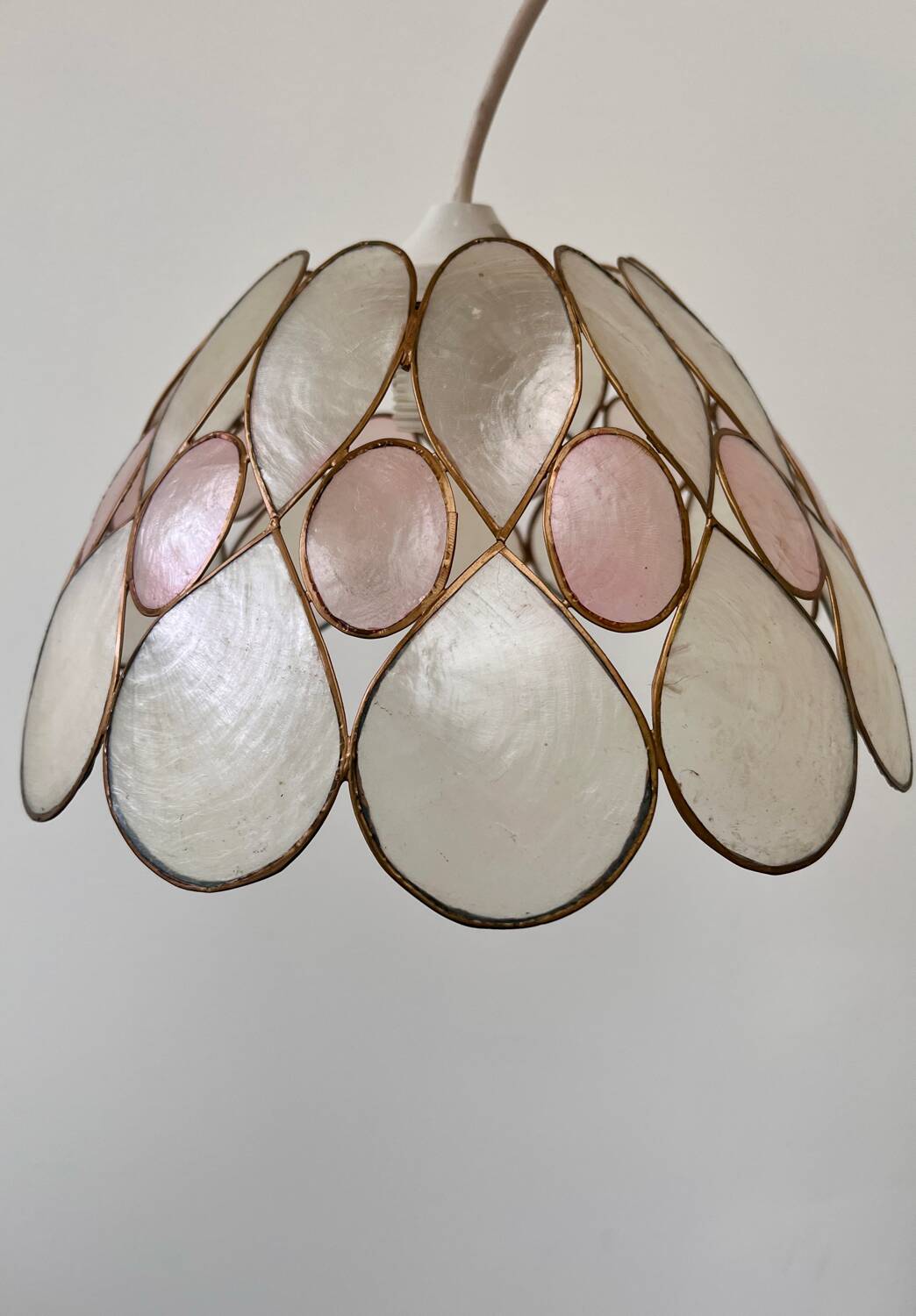 Mother-of-pearl "Petals" pink pendant