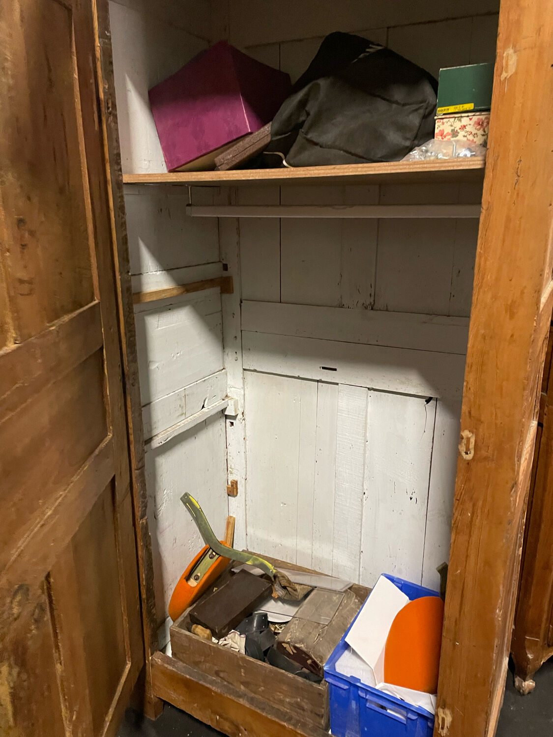 White wooden bonnetière