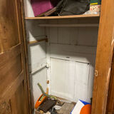 White wooden bonnetière