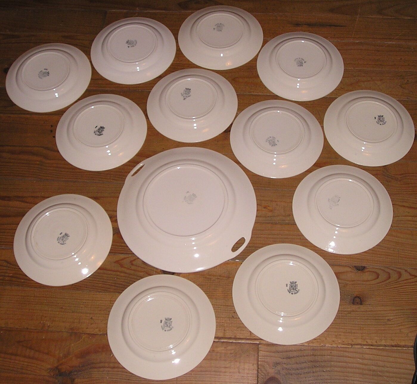 Service of 12 plates and plate with decoration of flowers Amandinoise St Amand