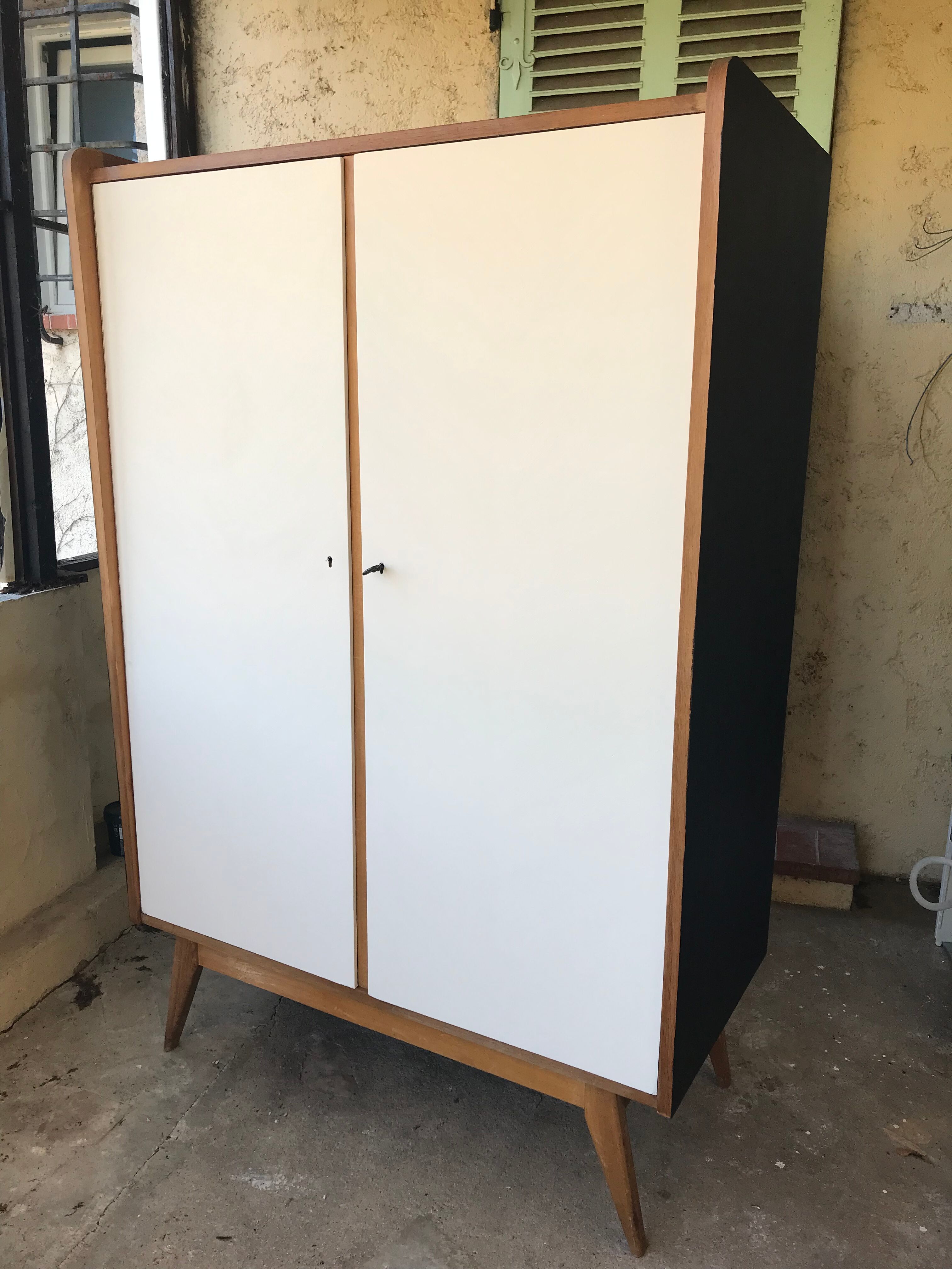Armoire vintage pieds compas