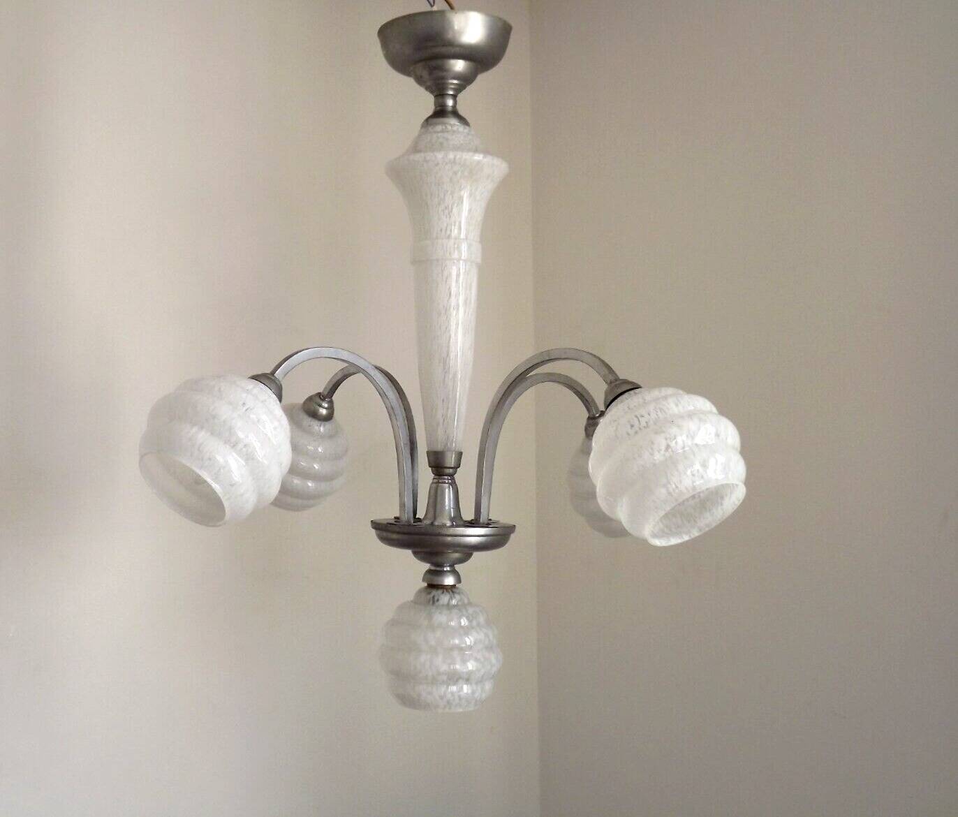 French Art Deco chandelier in silver-finished brass with 5 lights, Clichy white glass 4456.