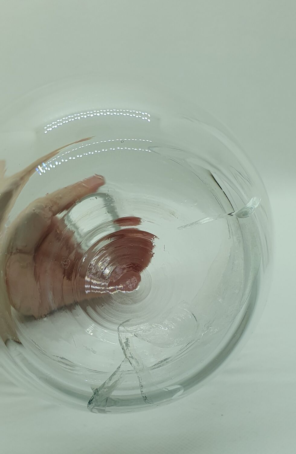 Engraved round decanter and its bubble top