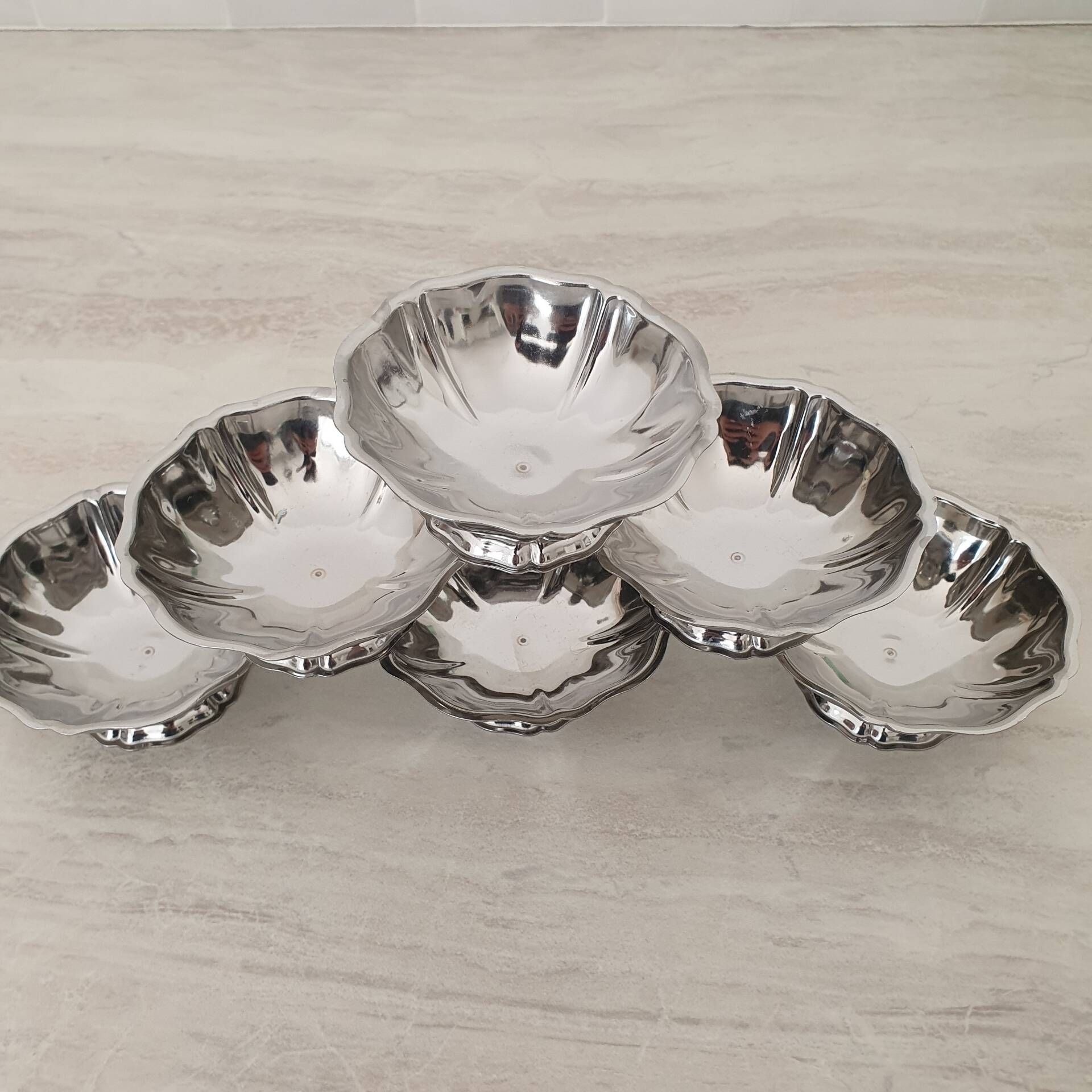 Dessert / ice cream bowls in 18/10 stainless steel, Guy Degrenne style, flower shape.