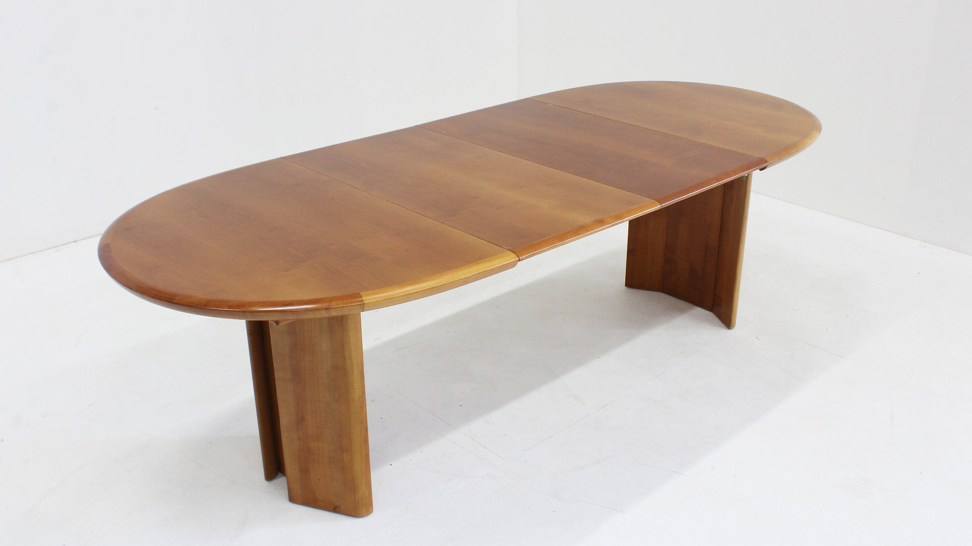 Vintage oval extendable dining table