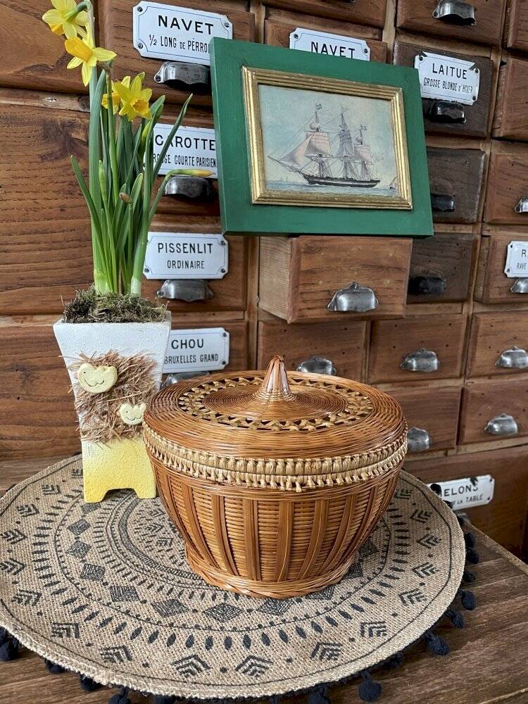 Round handmade basket in fine wicker and bamboo, diameter 19 cm.