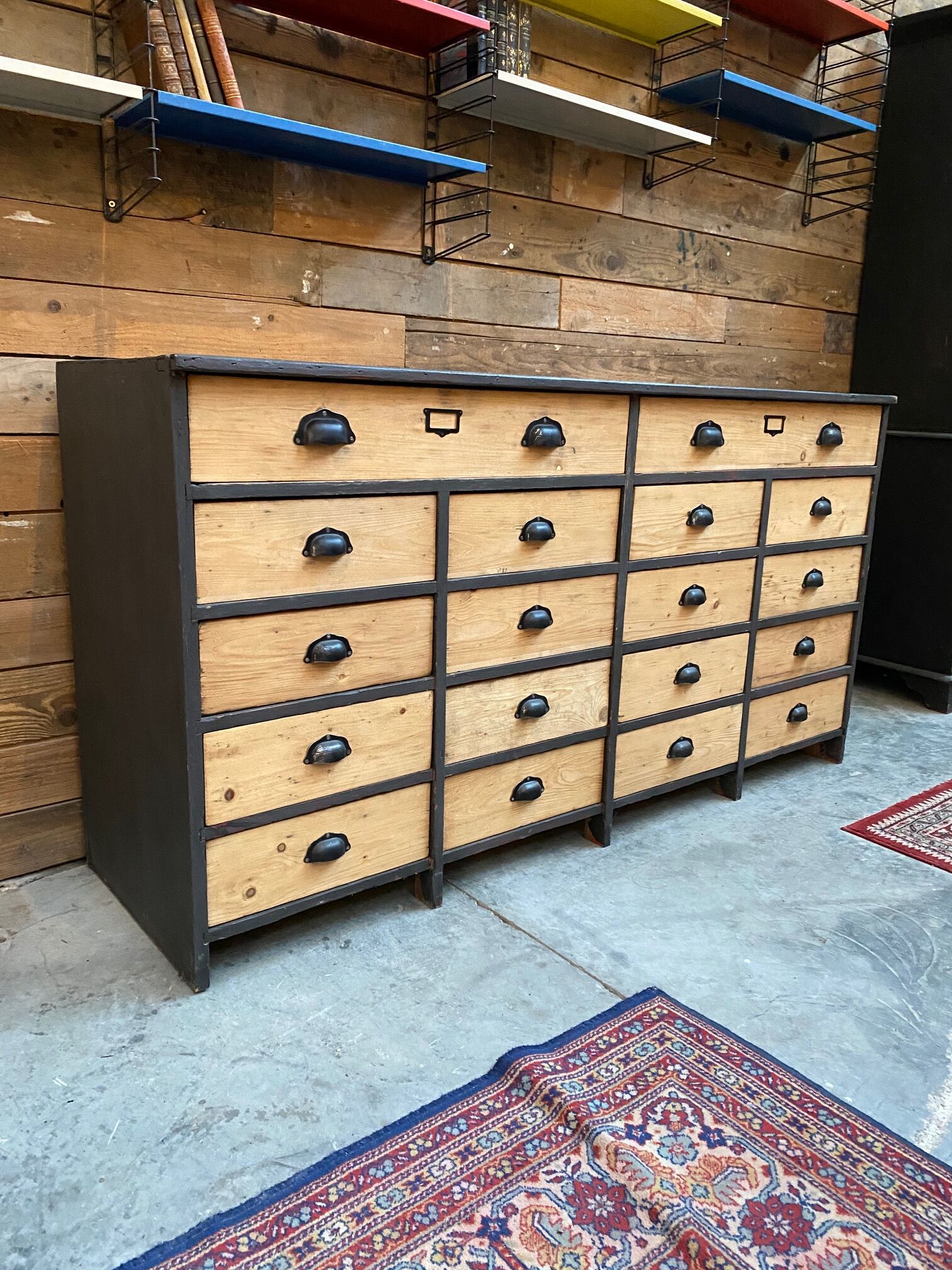Trade cabinet with drawers