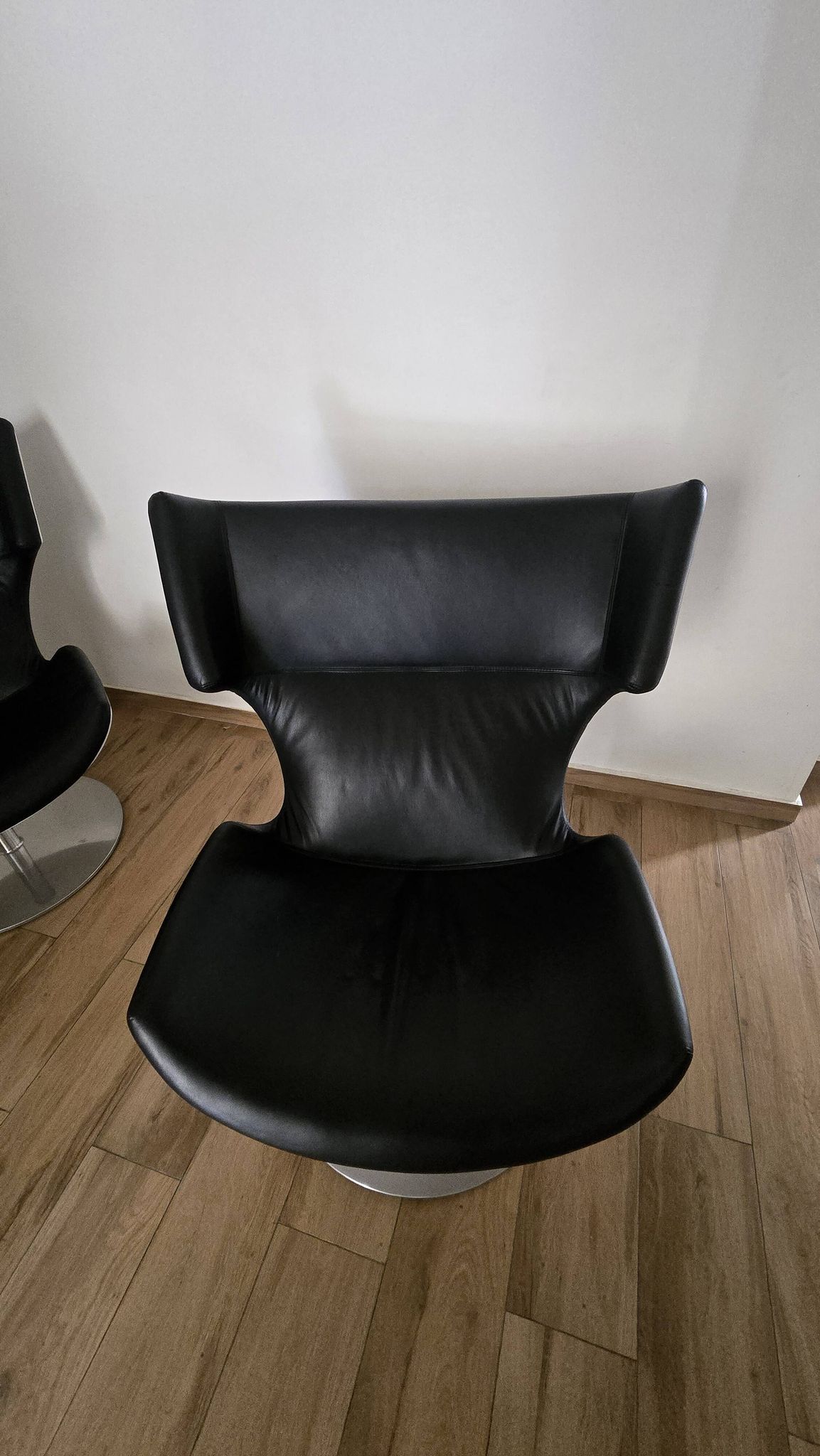 Artifort F976 design armchairs – black leather – swivel (x3)