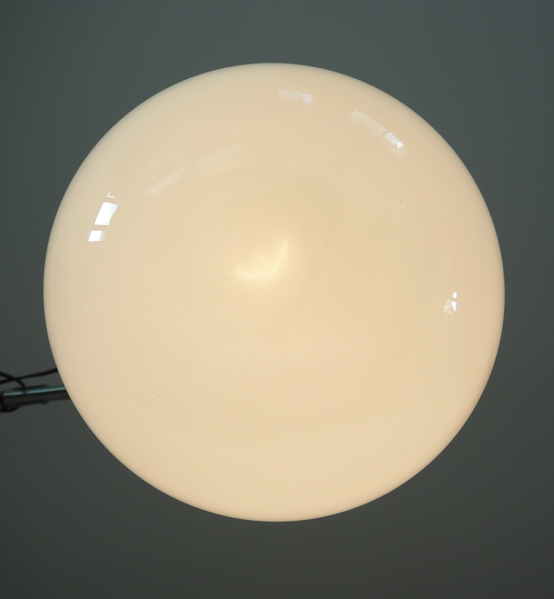 Suspension art déco globe en opaline blanche et tige en aluminium