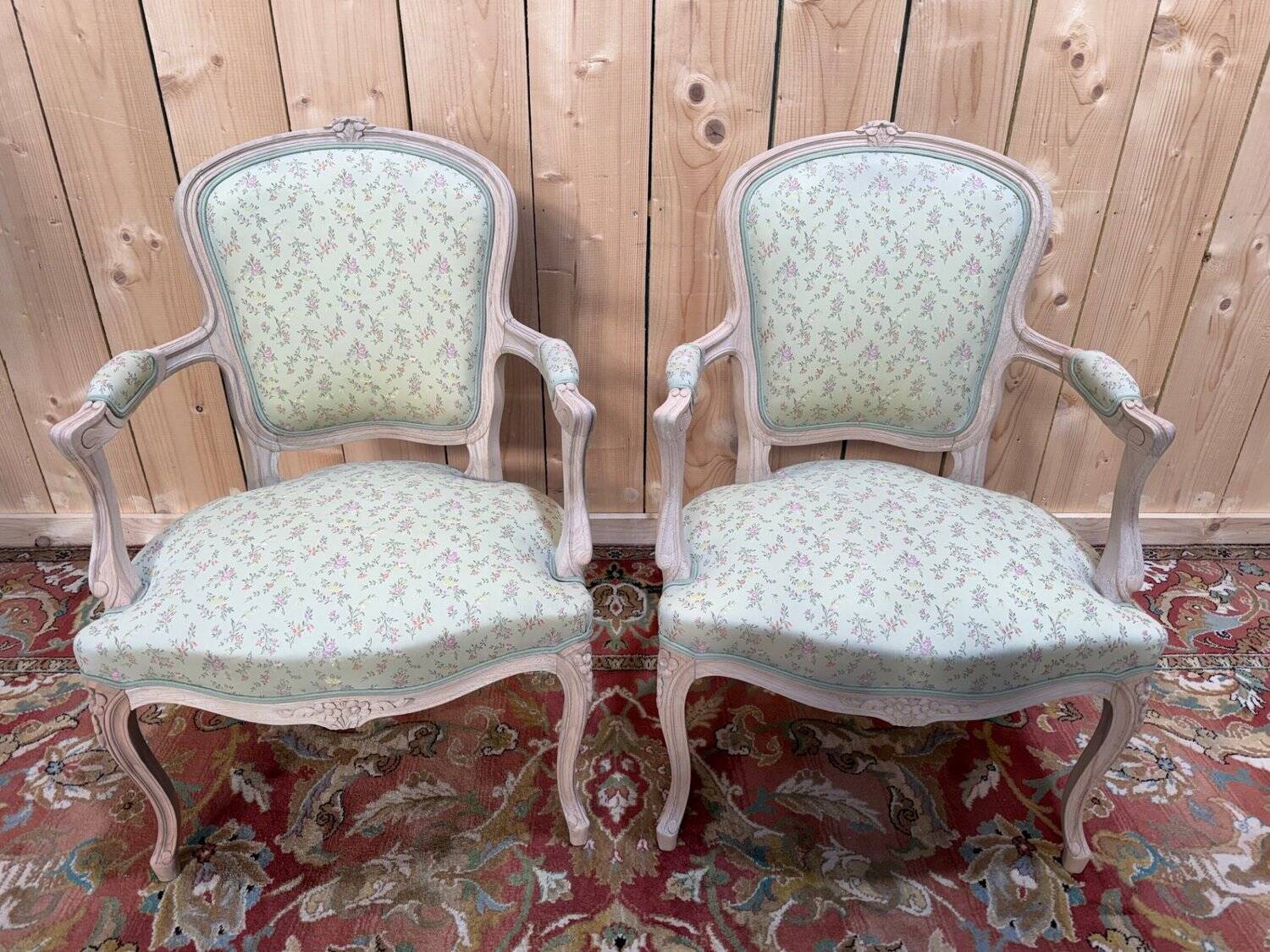 Paire de fauteuils cabriolets – Style Louis XV – Hêtre aérogommé – Tissu fl