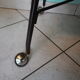 Meuble TV formica, 2 plateaux, sur roulettes atypiques incurvées - Années 60