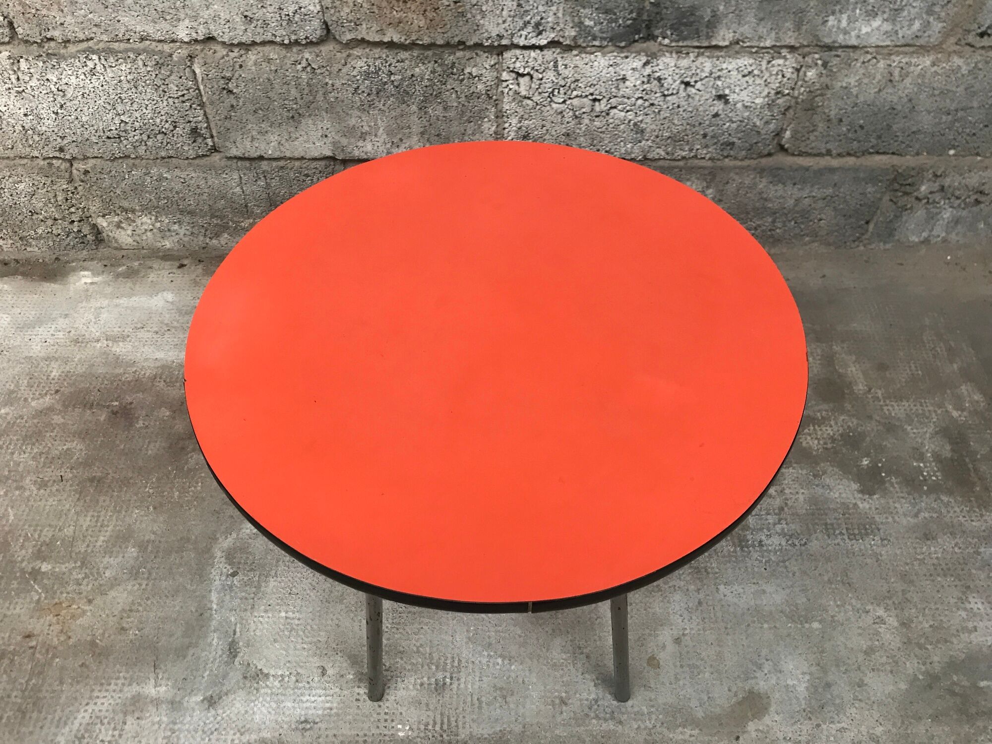 Coffee table round formica