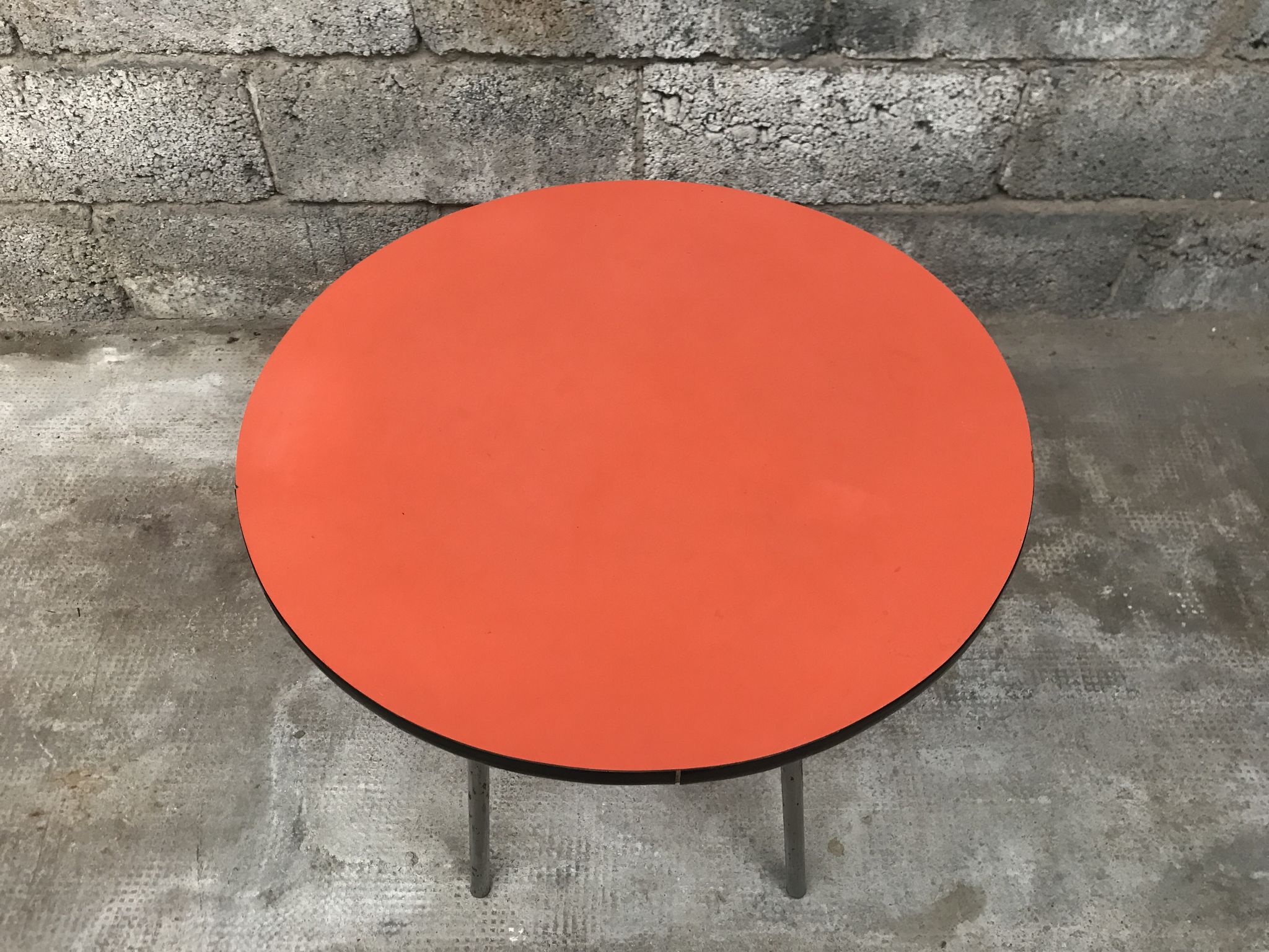 Coffee table round formica
