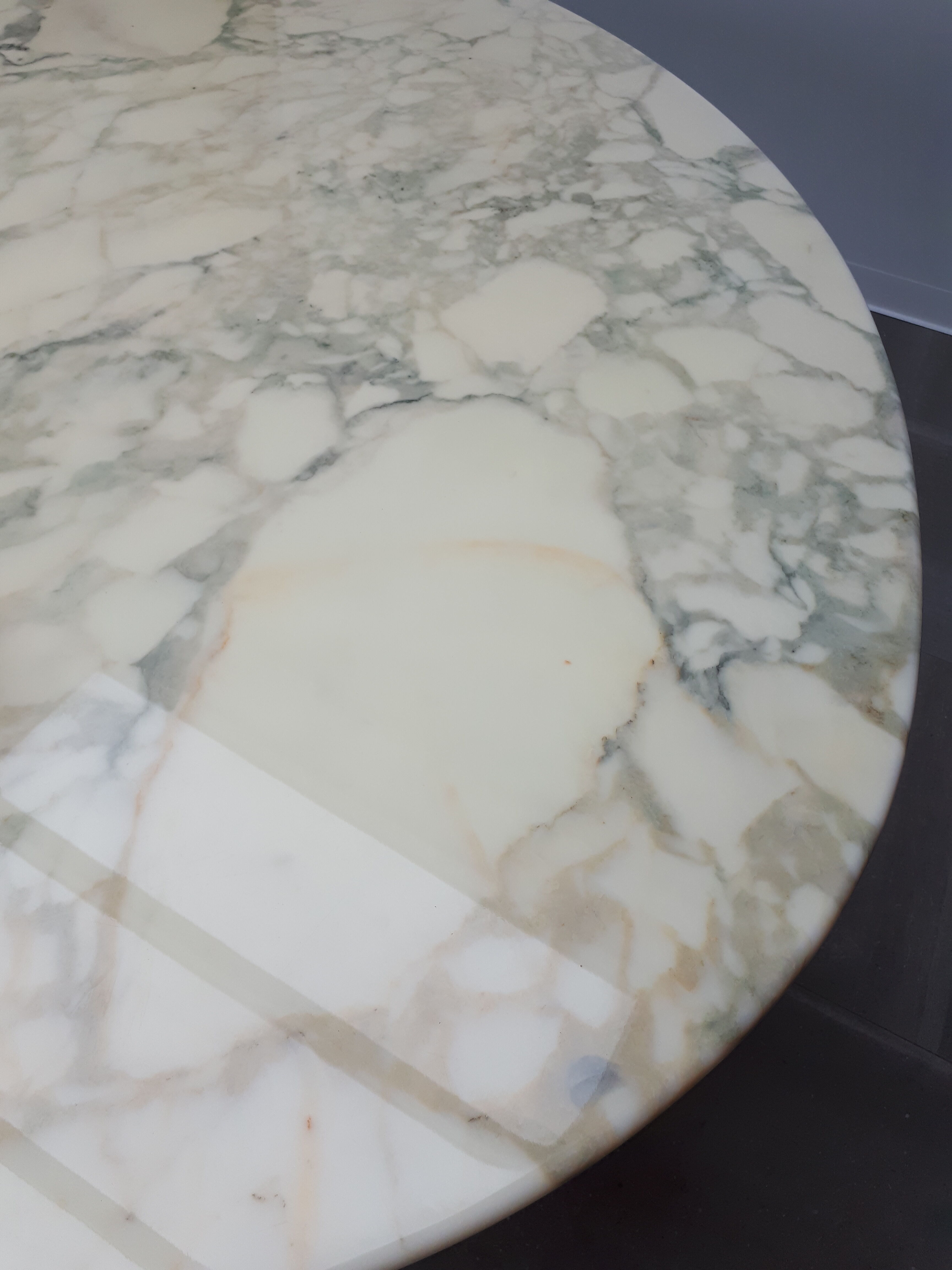 Marble table of the 70s at Roche Bobois
