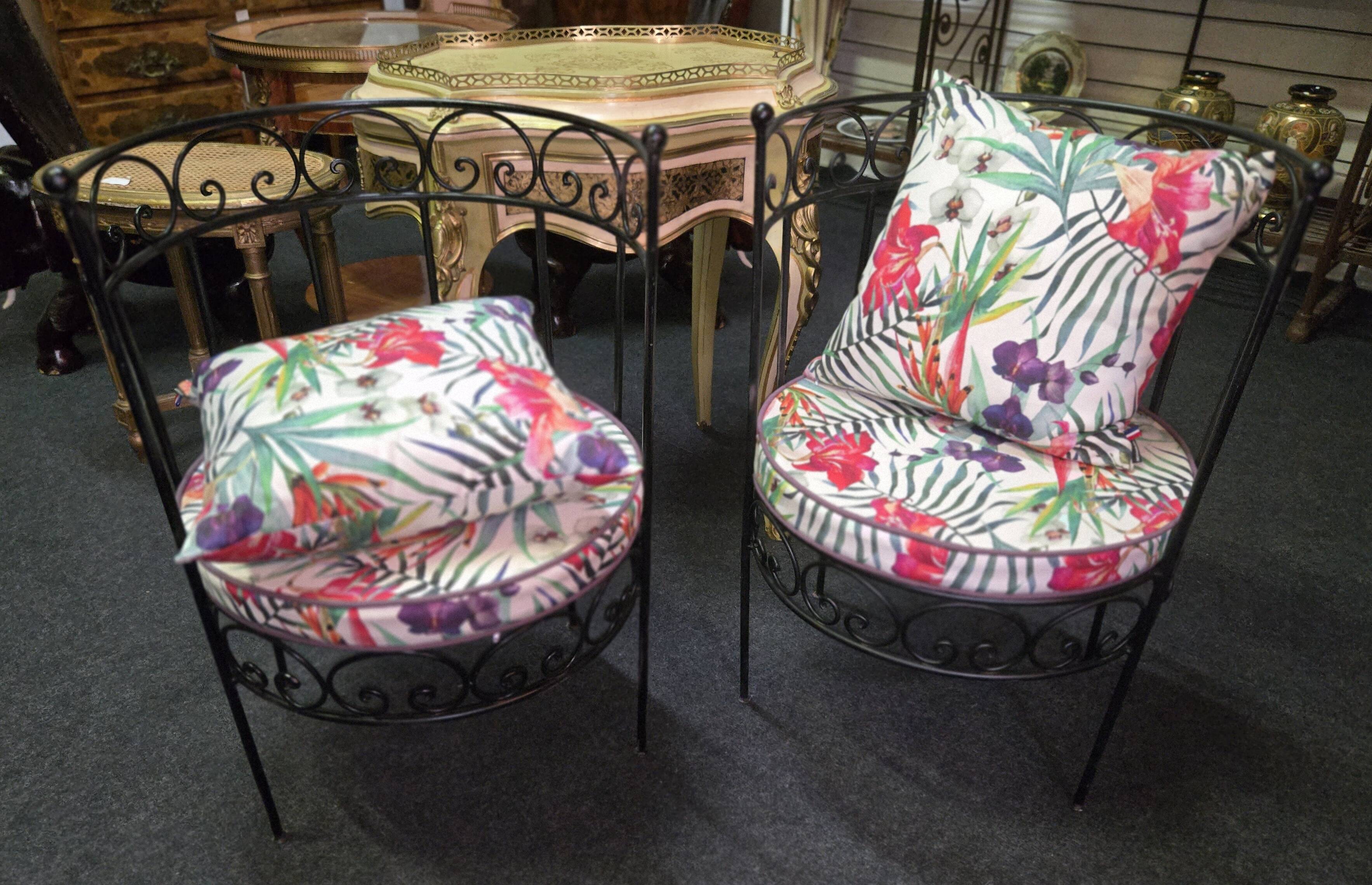 Paire de fauteuils Vintage en fer forgé avec coussins a motifs tropicaux