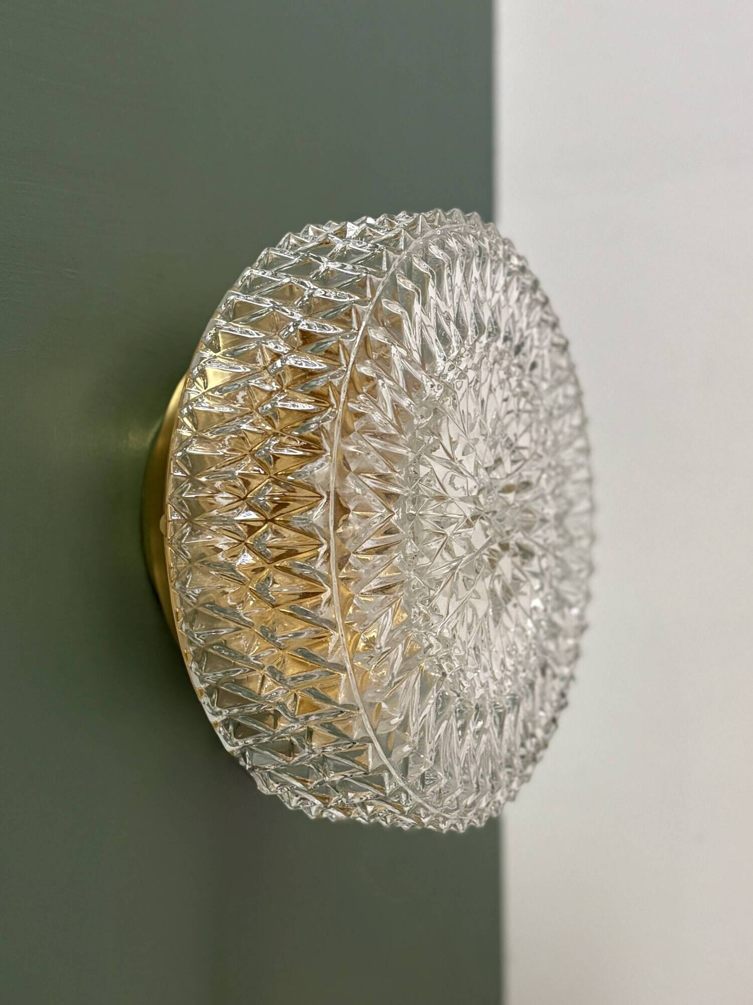 Vintage moulded glass wall or ceiling light globe (PLAF40)