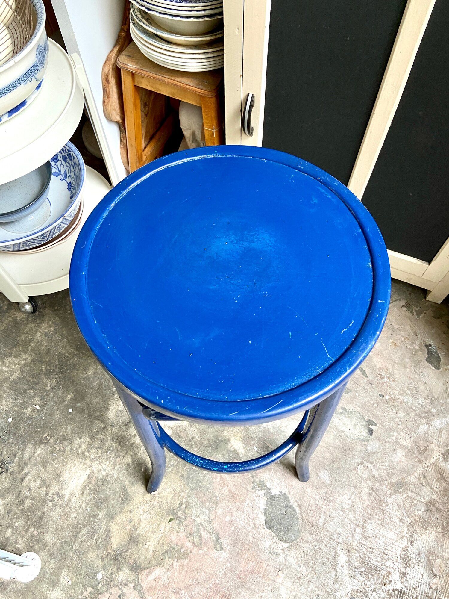 Sea stool in navy blue arched beech