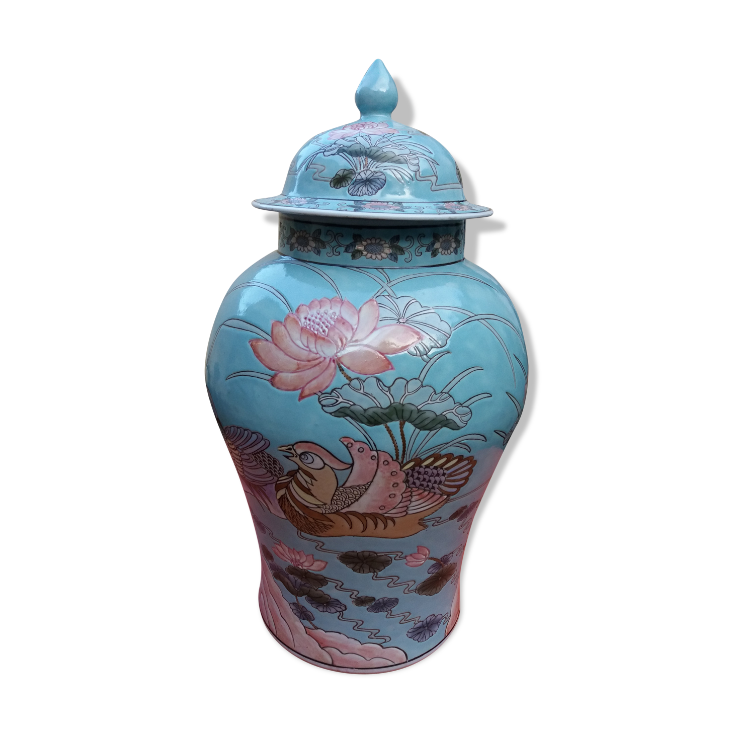 Important porcelain potiche from China.