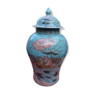 Important porcelain potiche from China.