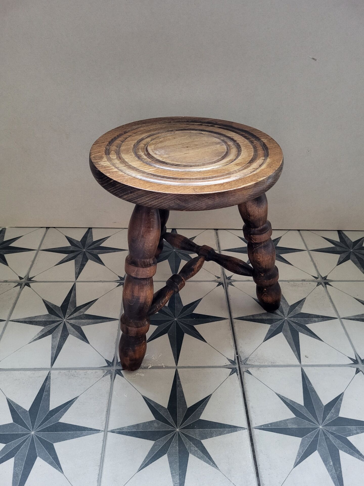 Tabouret tripode
