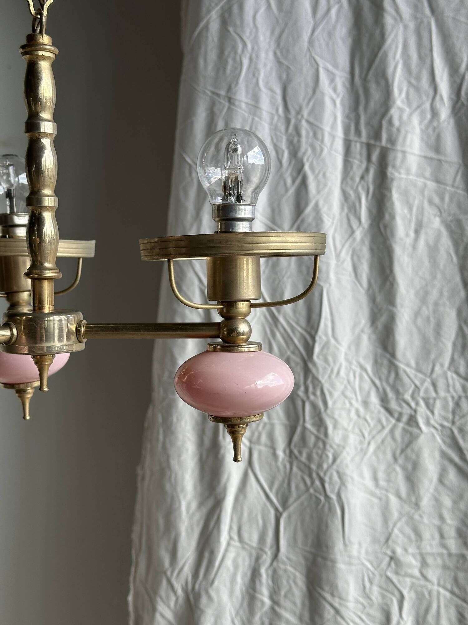 Petit lustre rose et doré à 3 bras de lumières