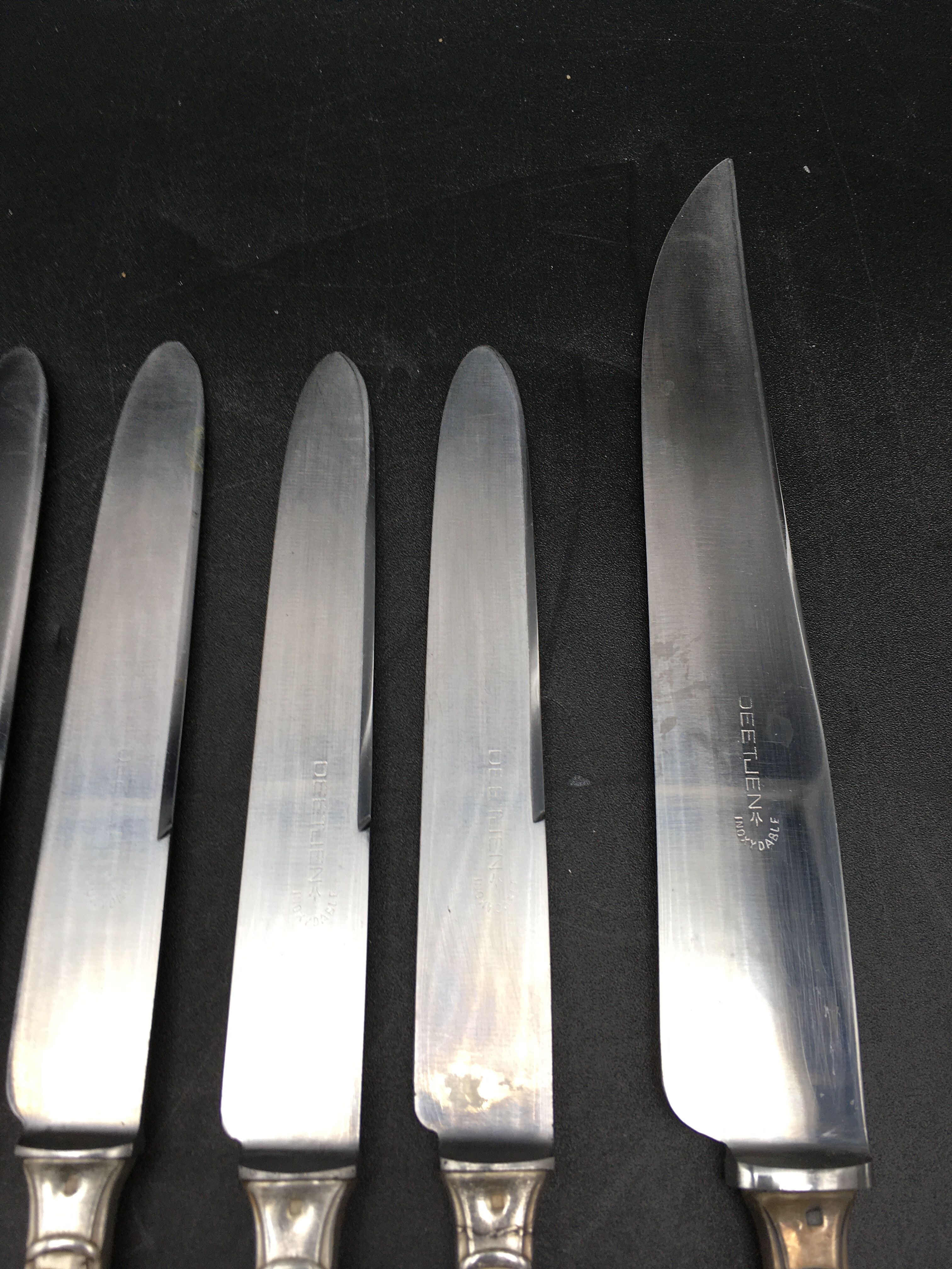 8 knives and 1 serving knife in silver metal Deetjen