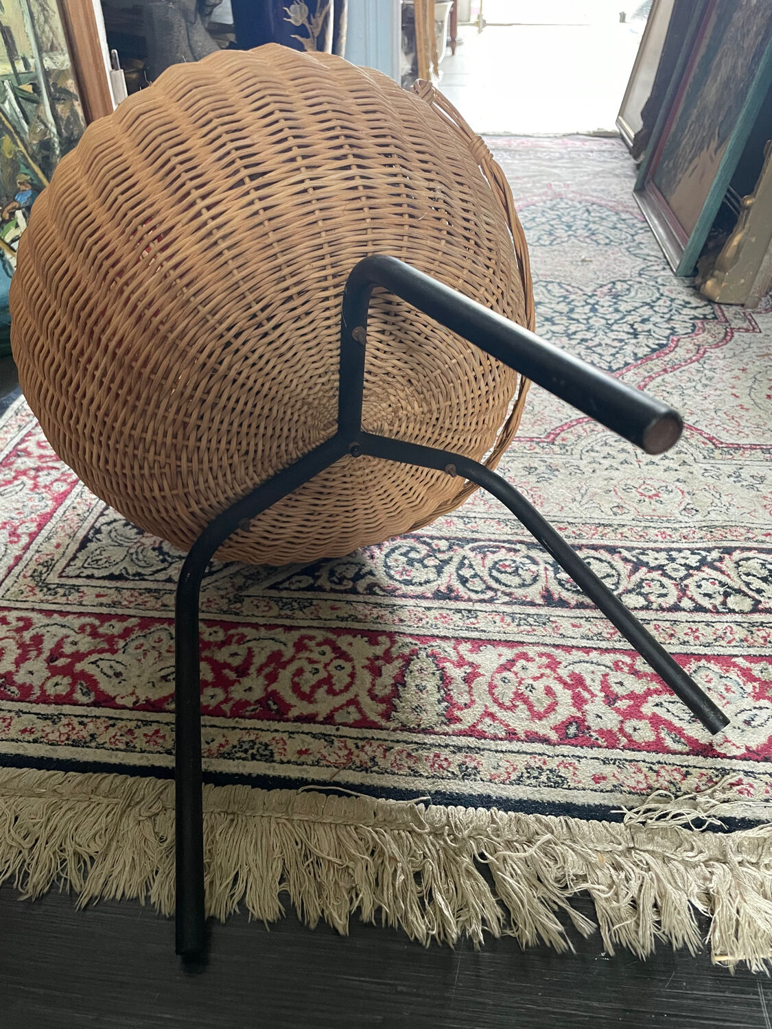 Wicker basket on foot fabric inner covering