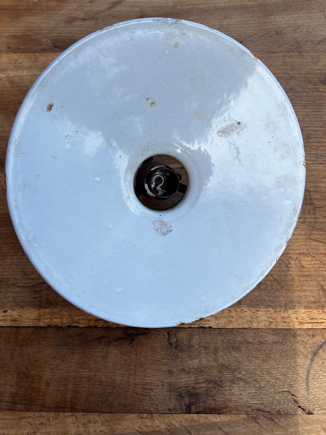 Industrial lampshade in enamelled sheet metal