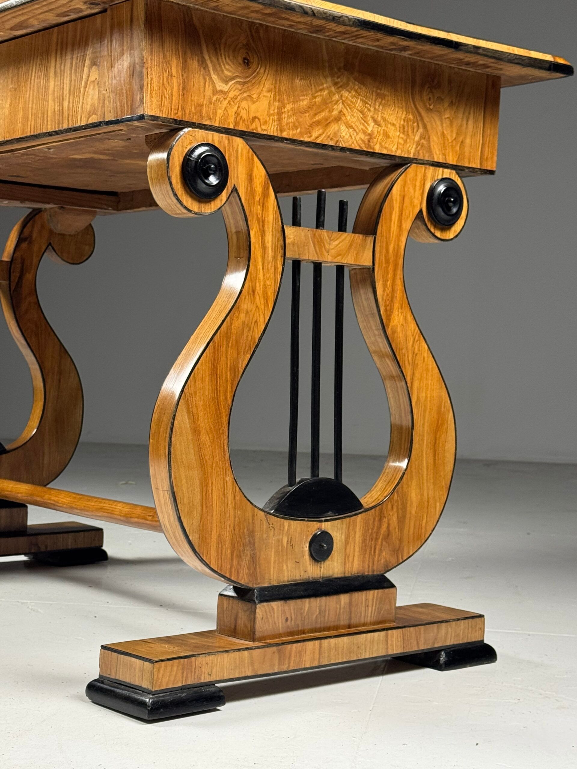 Bureau Biedermeier, table de centre